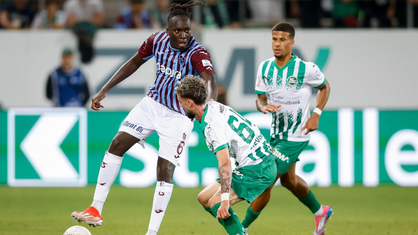 Batista Mendy con el balón en un encuentro de Trabzonspor en la fase previa de la Conference League.