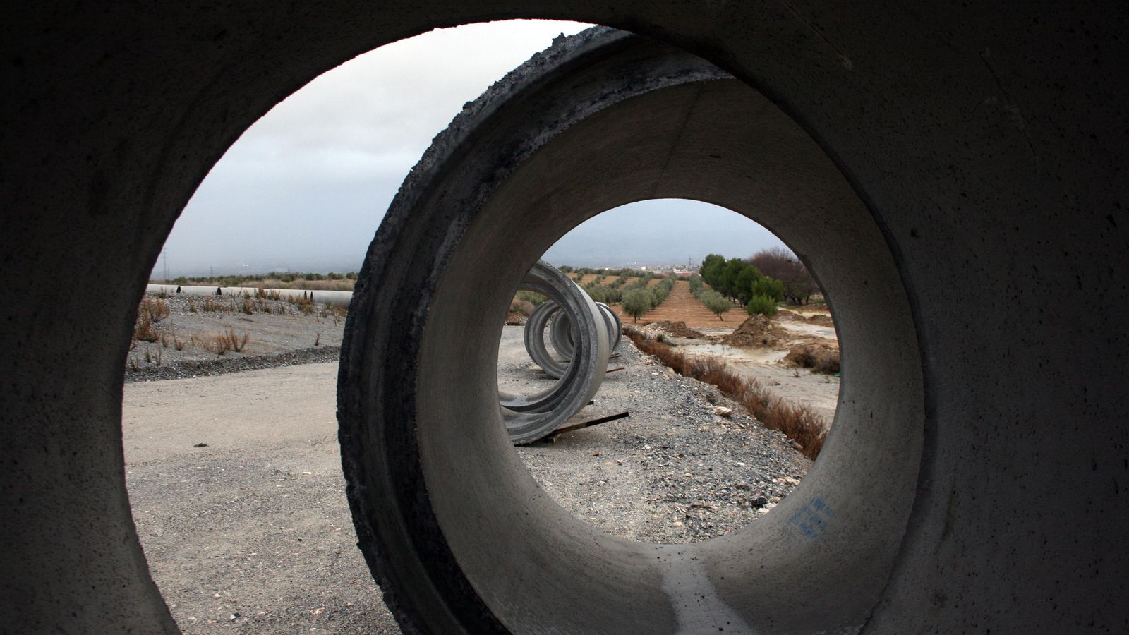 Tuberías de hormigón nuevas listas para ser colocadas en el tramo de Las Gabias