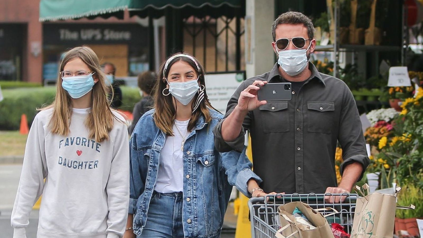 Ana de Armas y Ben Affleck, con la hija mayor de éste, tras hacer la compra.