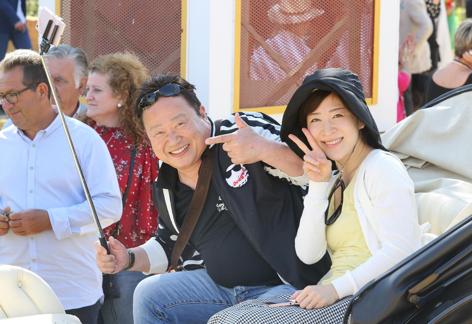 Turistas japoneses disfrutando de la fiesta.