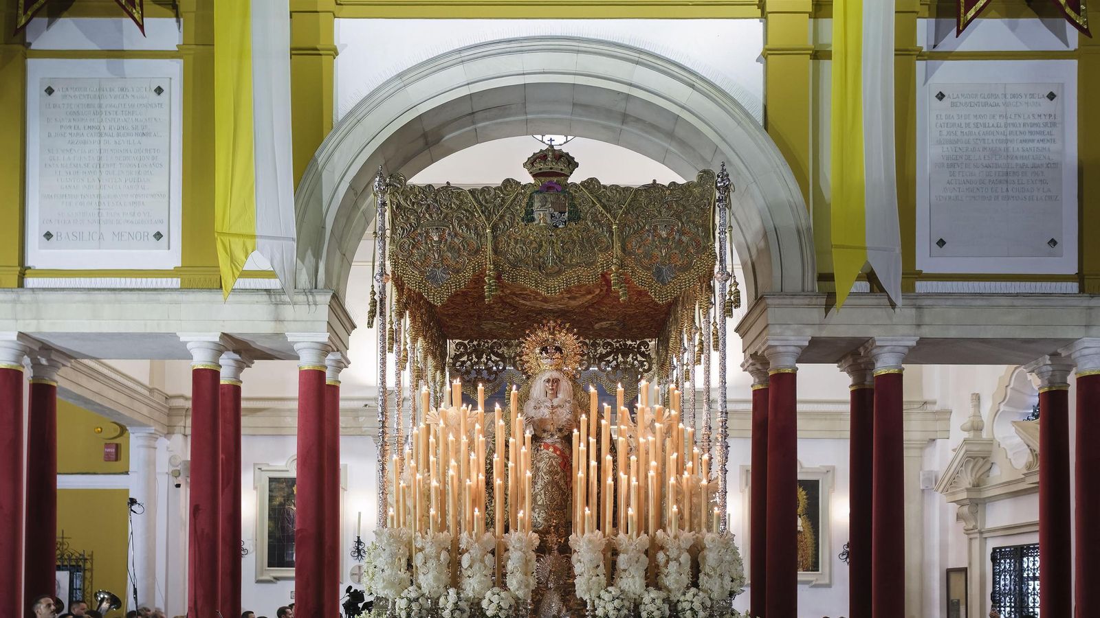 La Virgen de la Esperanza saliendo de la basílica.