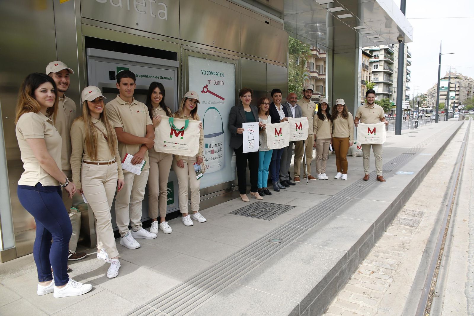 Carteles, productos de promoción e incluso incentivos se repartirán entre aquellos que consuman en los pequeños comercios del trazado del metro.