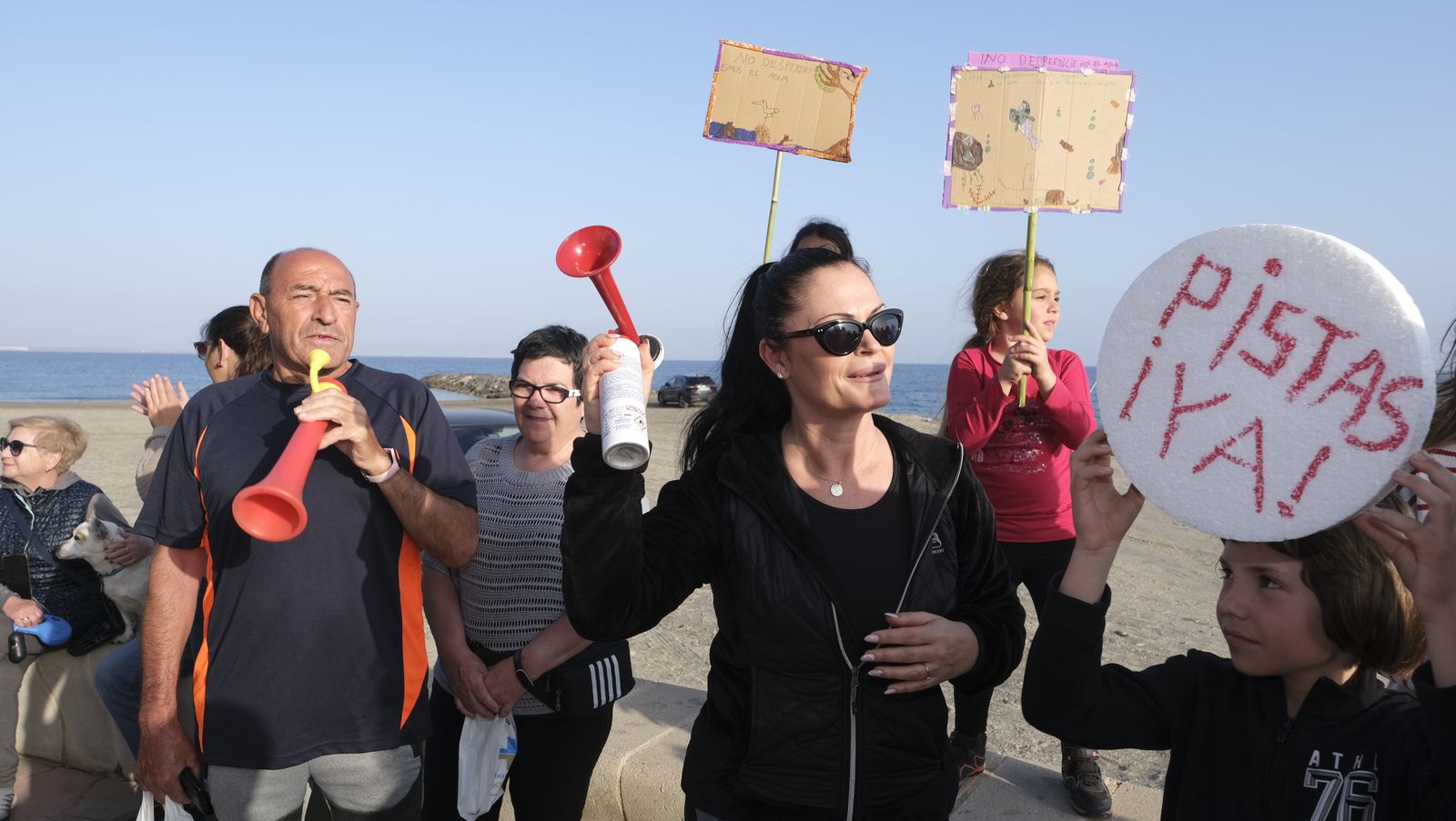 Concentración de los vecinos de Costacabana por los vertidos de agua al mar