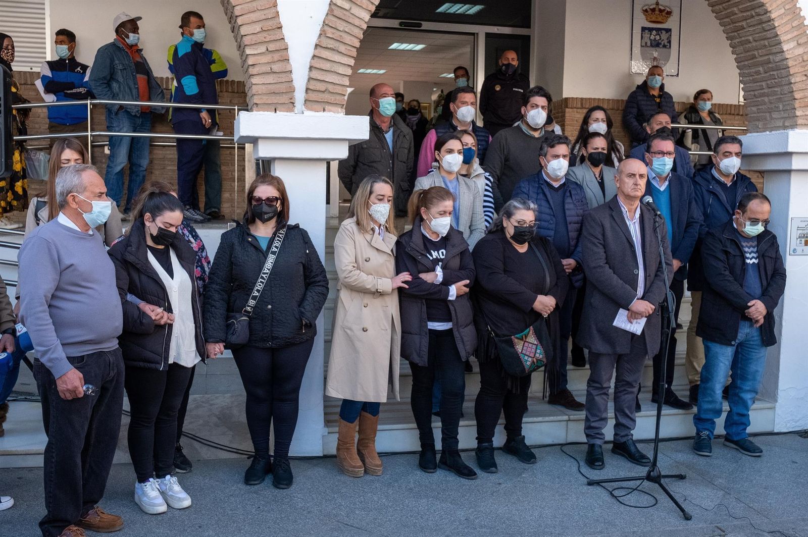 Vecinos, familiares y representantes de la corporación municipal han guardado este mediodía un minuto de silencio a las puertas del Ayuntamiento de Lepe