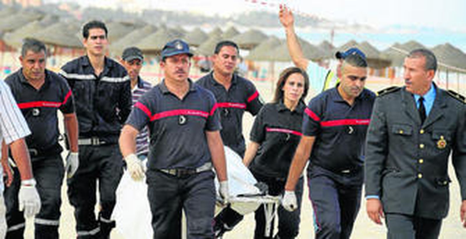Miembros de protección civil trasladan el cadáver del terrorista suicida que se inmoló en Susa.