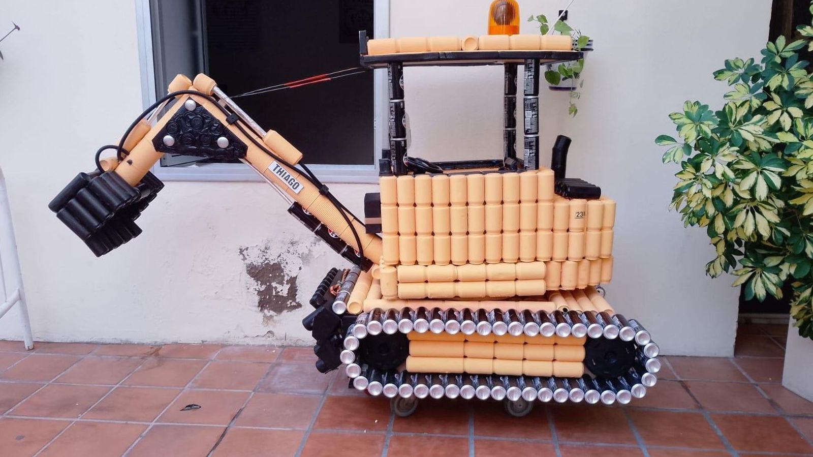 La máquina excavadora, el primer premio del concurso de esculturas de latas de Algeciras.