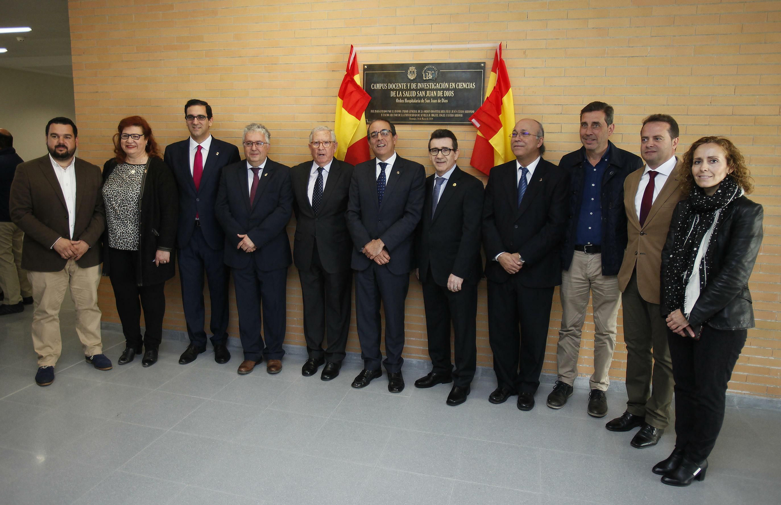 El rector de la Universidad de Sevilla, con con los superiores de la Orden de San Juan de Dios y los alcaldes de la comarca, este jueves.