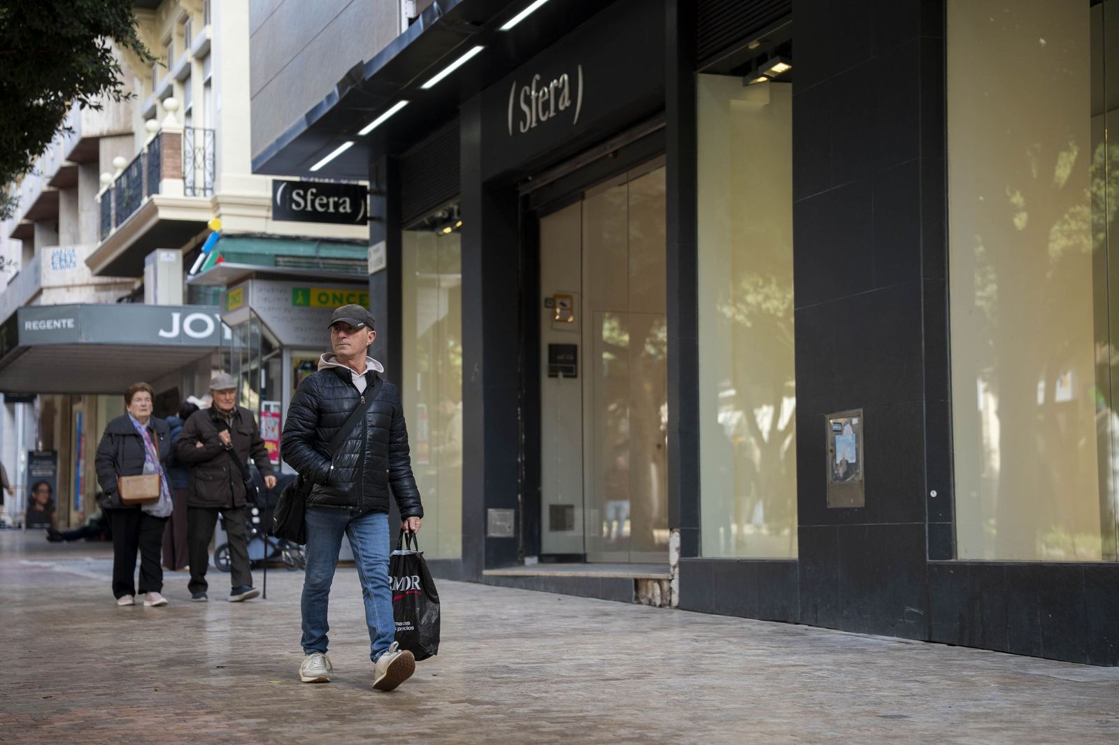 El comienzo de la campaña de rebajas en Almería, en imágenes