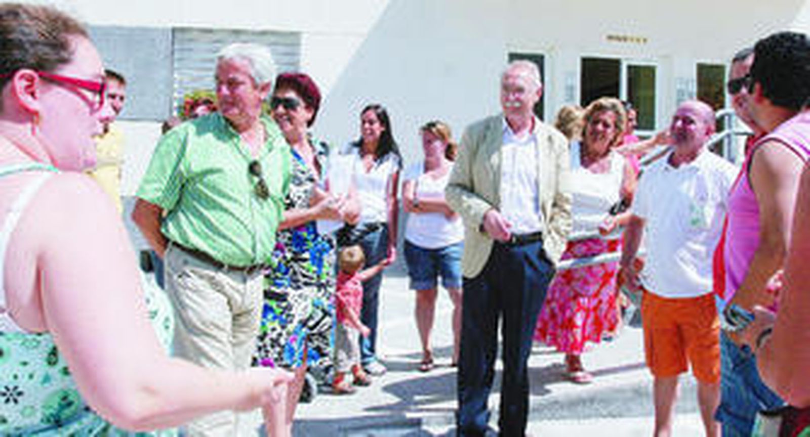 Fernández Ortega dialoga ayer con los vecinos en el transcurso de la visita al Residencial Europa.