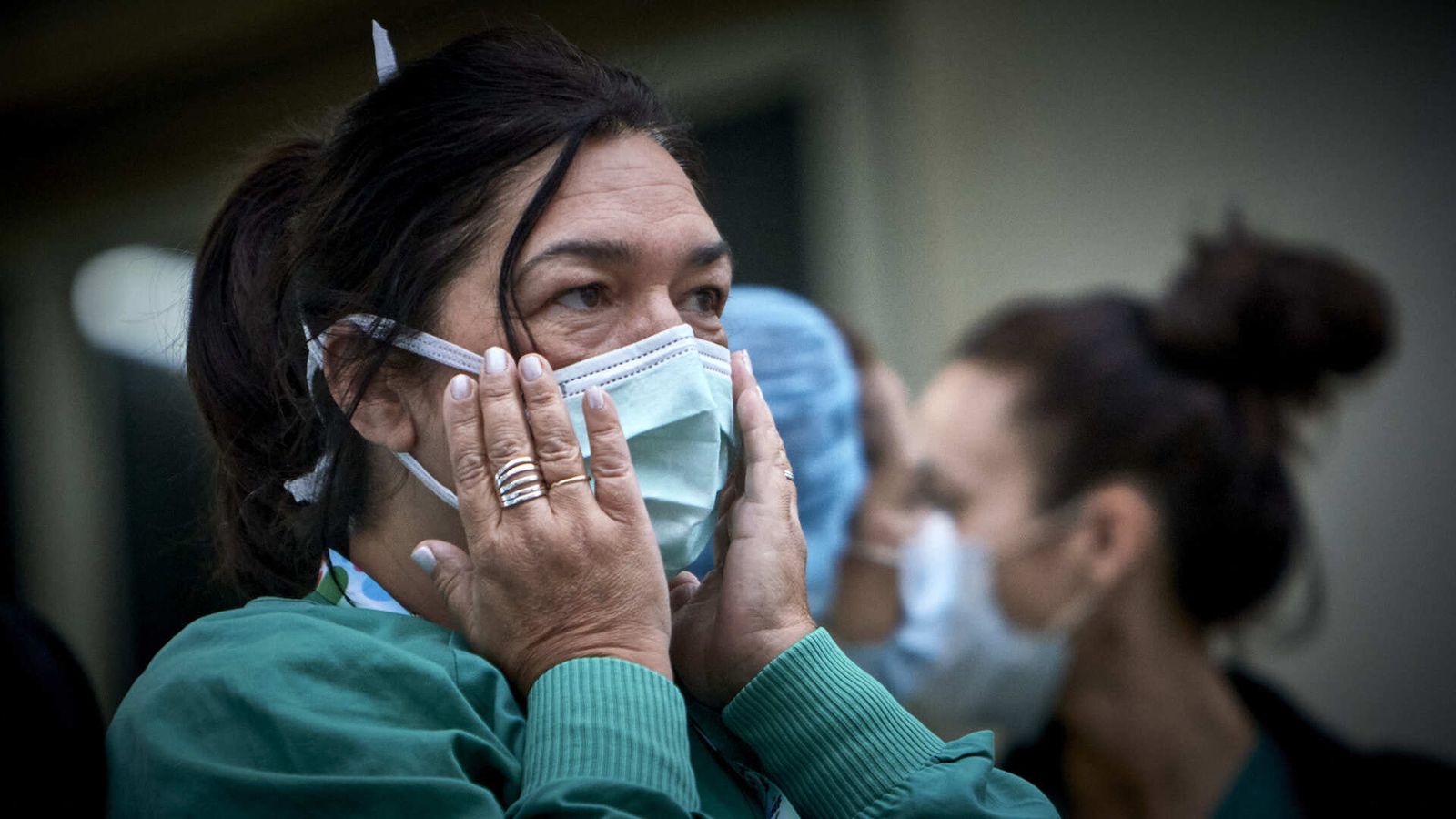 Una sanitaria emocionada en las escaleras de acceso al hospital