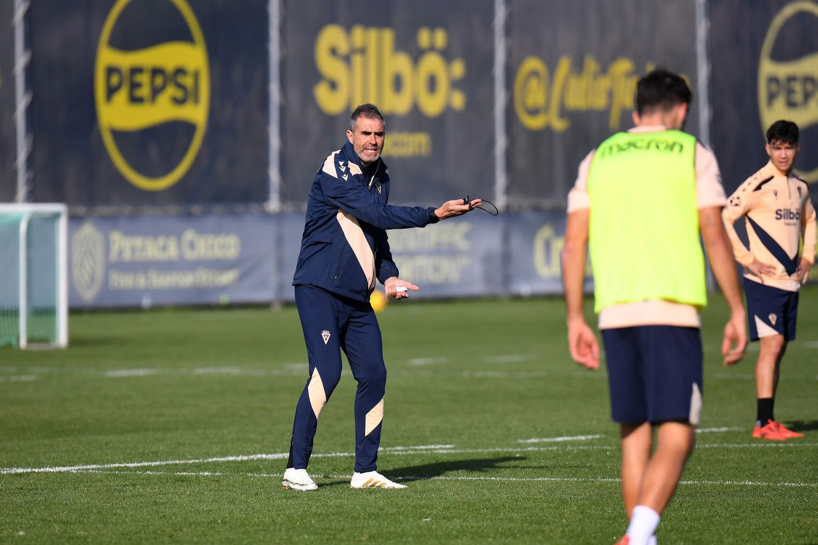 Garitano da instrucciones en un entrenamiento del Cádiz.