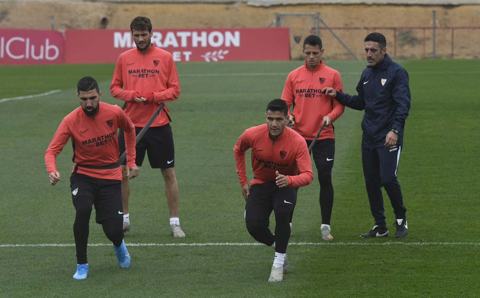 Dabbur se ejercita junto a Rony Lopes, Franco Vázquez y Chicharito ante la mirada de Pepe Conde.