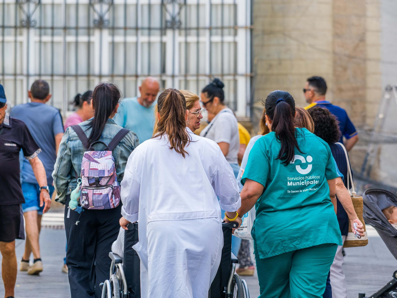 Imagen de una trabajadora de ayuda a domicilio prestando atención a un usuario.
