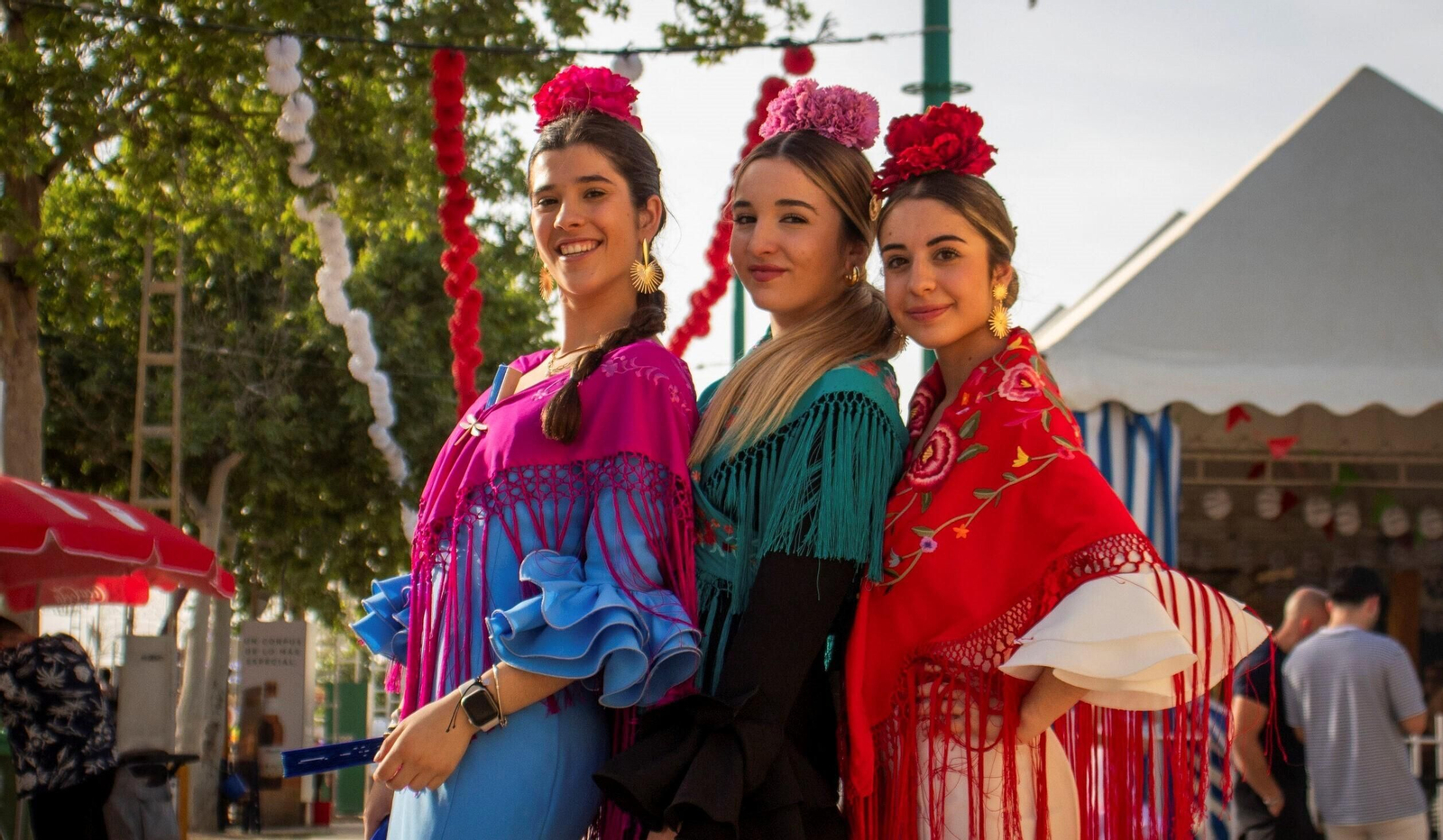 Grupo de jóvenes disfrutando de la Feria de Granada. Grupo de jóvenes disfrutando de la Feria de Granada.