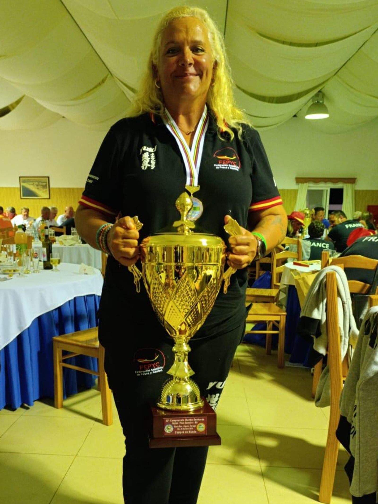 Cristina García con el trofeo tras vencer en el Mundial de pesca con España.