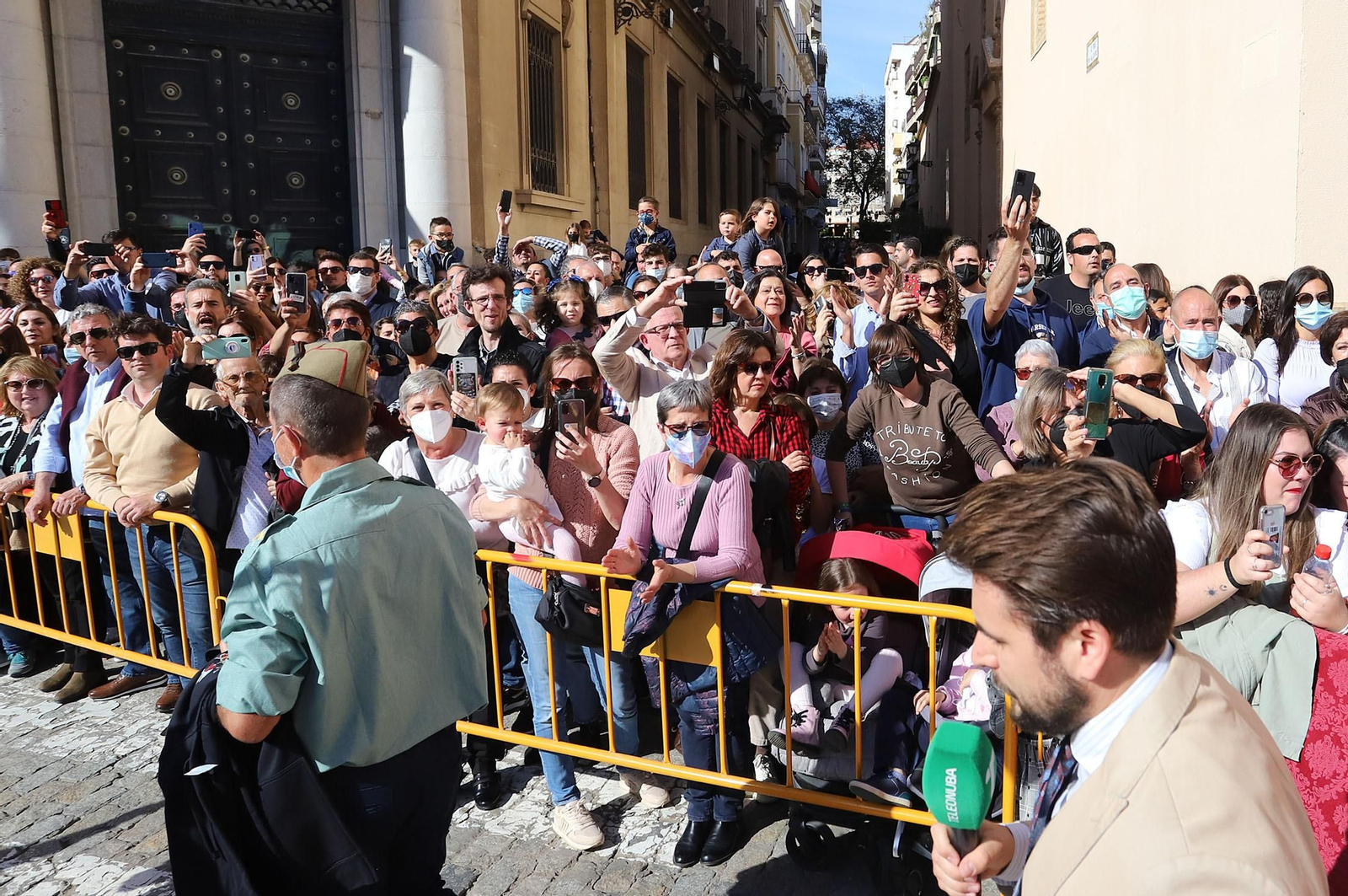 Ambiente en las calles de Huelva para ver la Legión junto al Cristo de la Vera+Cruz