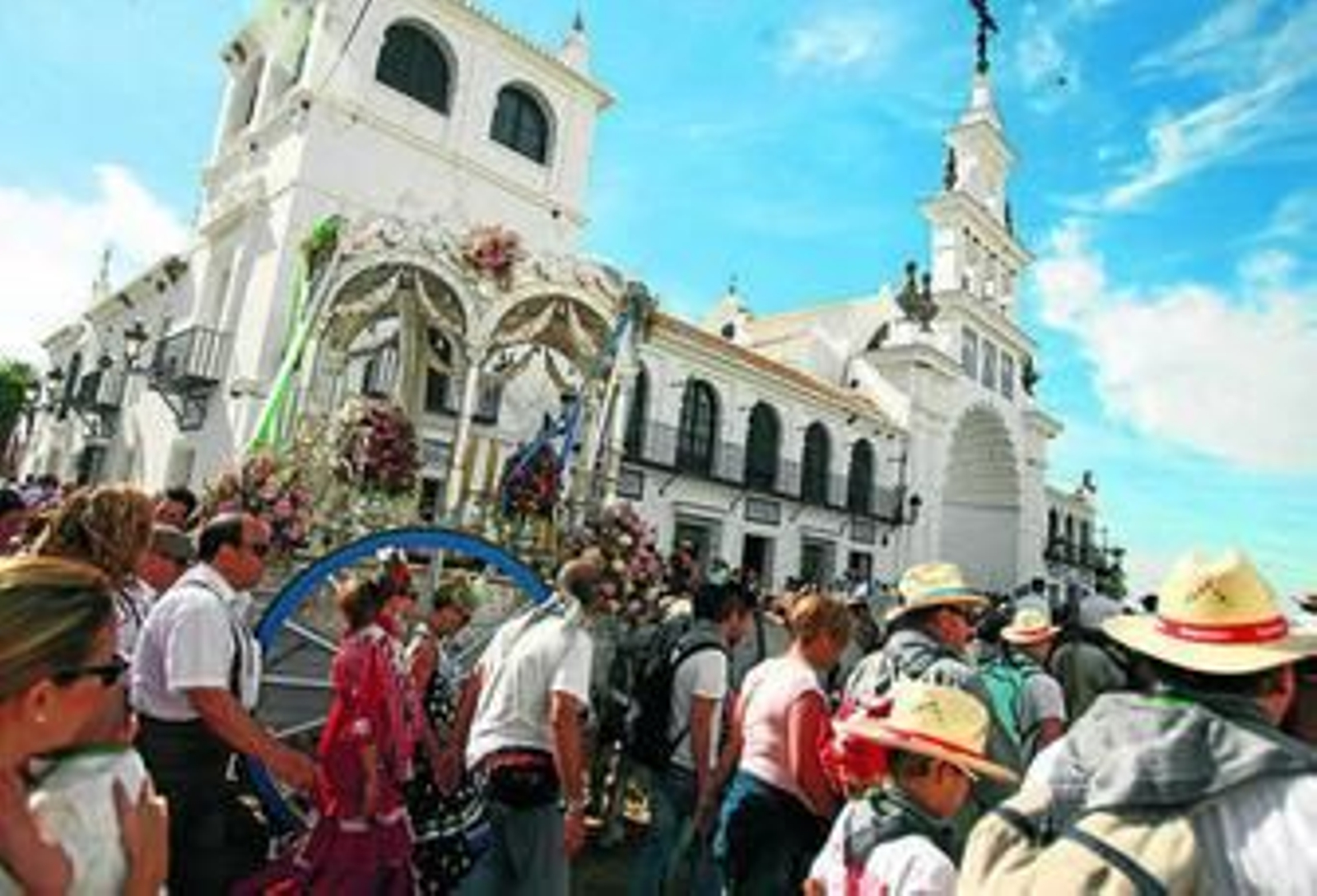 La Hermandad de Huelva se despide de la Virgen a su paso por el santuario. La Hermandad de Huelva se despide de la Virgen a su paso por el santuario.
