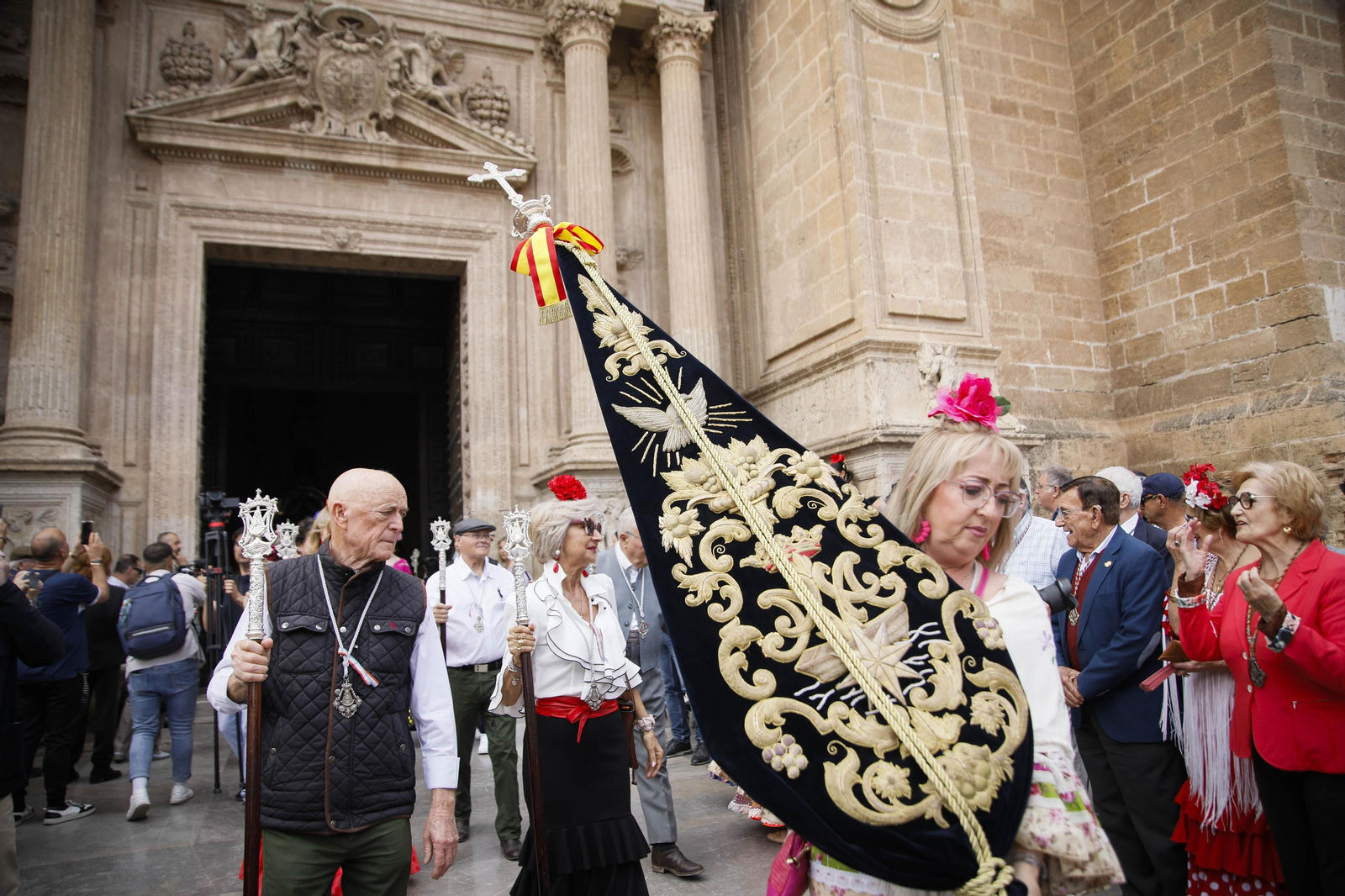 Imágenes de la salida  del Rocío desde la Catedral de Almería