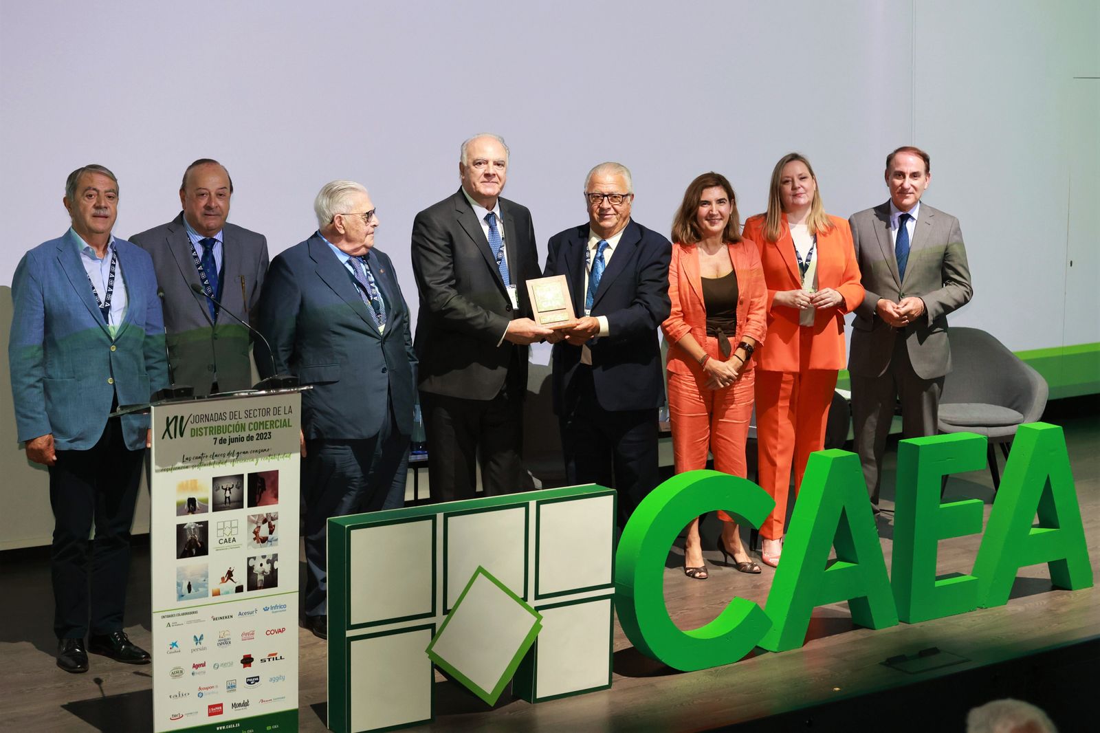 Un momento de la entrega del premio durante la celebración de las jornadas de CAEA.