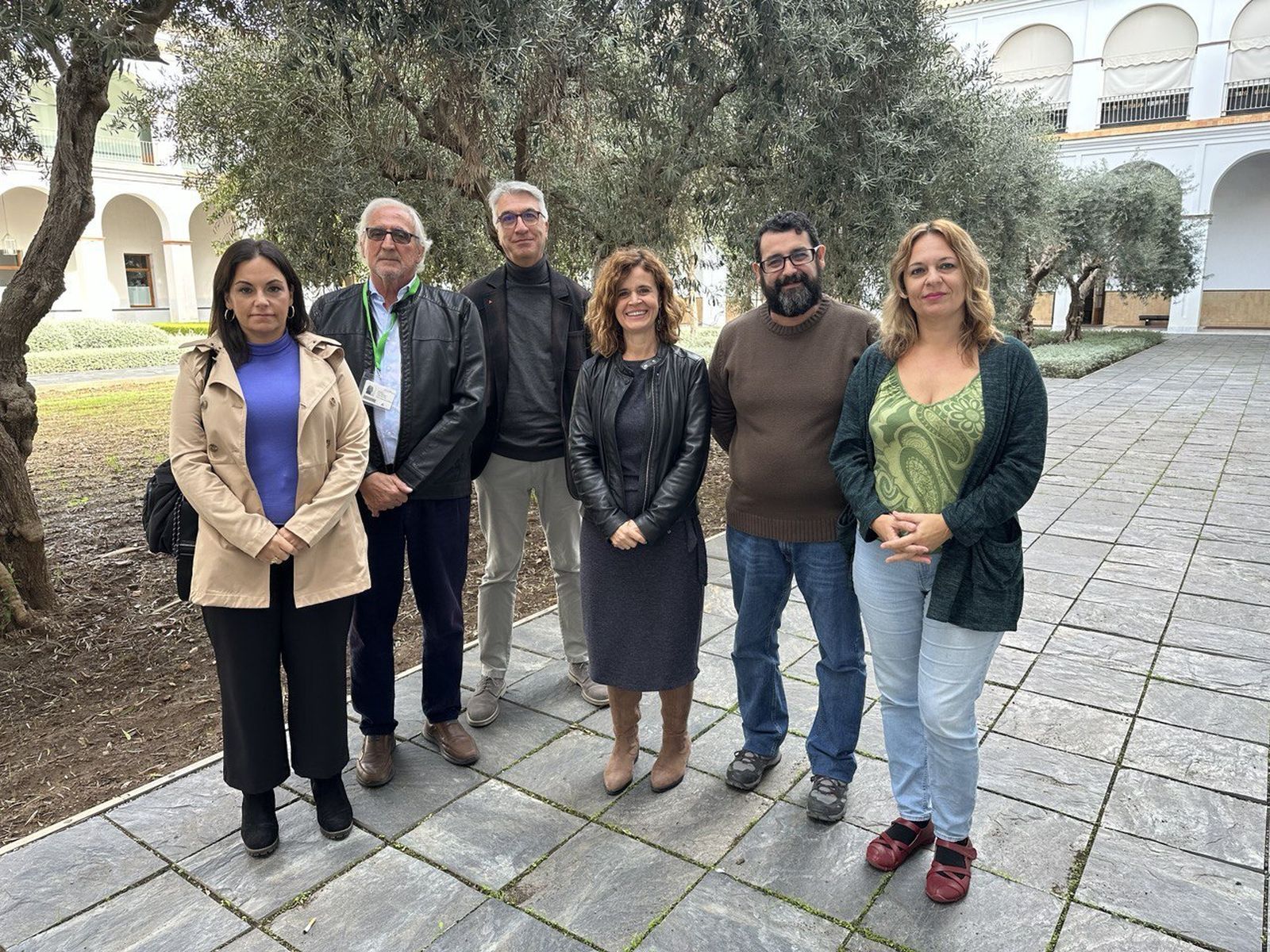 Esperanza Gómezs (centro) con el grupo parlamentario Por Andalucía.,