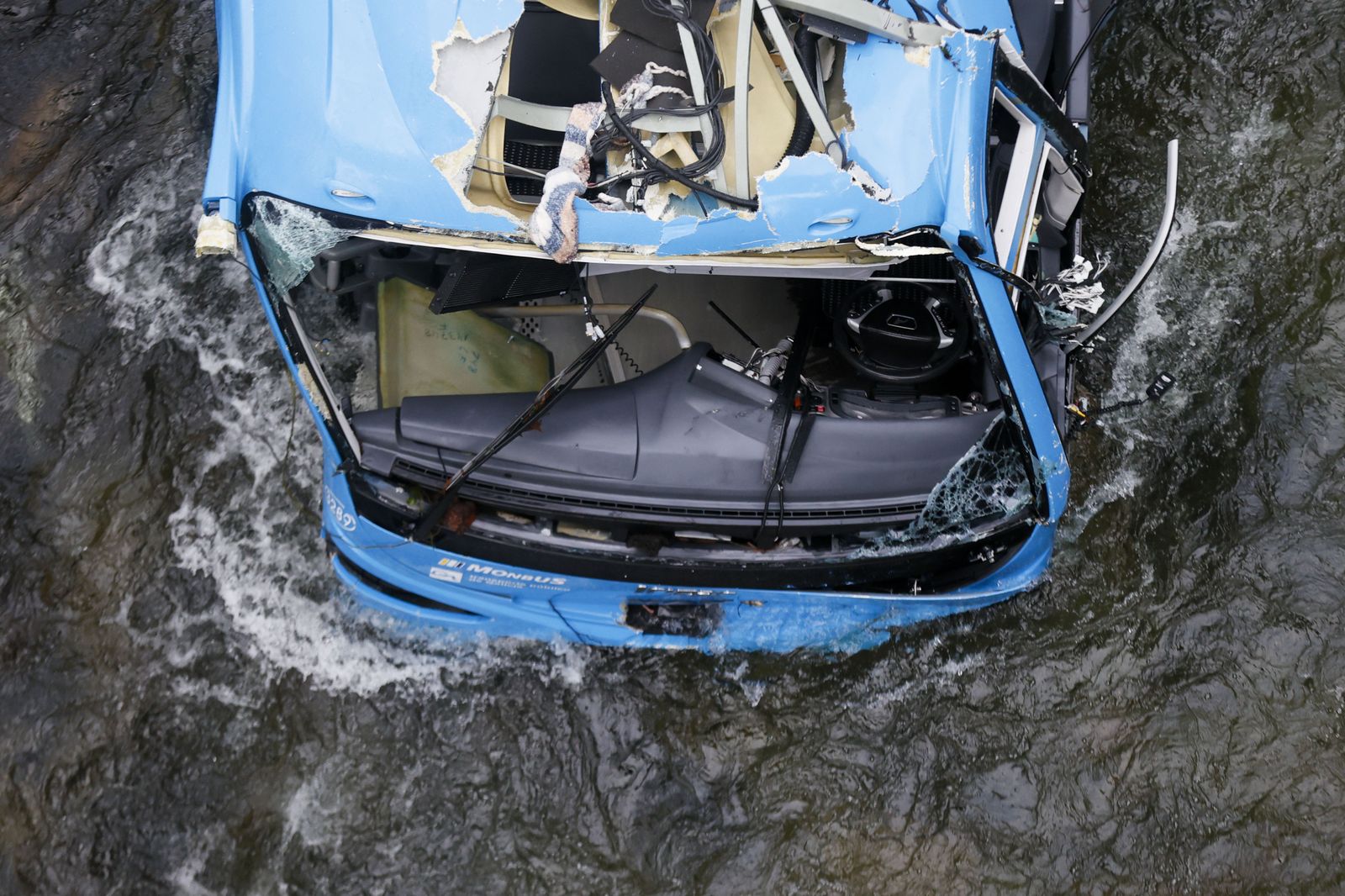 Impactantes imágenes: así quedó el autobús de Pontevedra tras caer al río