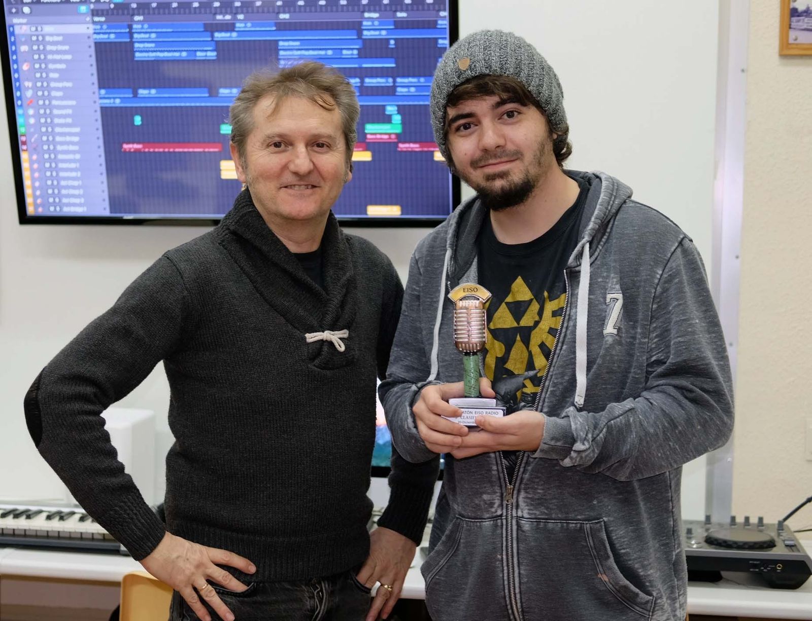Luis Serrano, director de la Escuela de Imagen y Sonido con Alejandro López, ganador del primer premio.