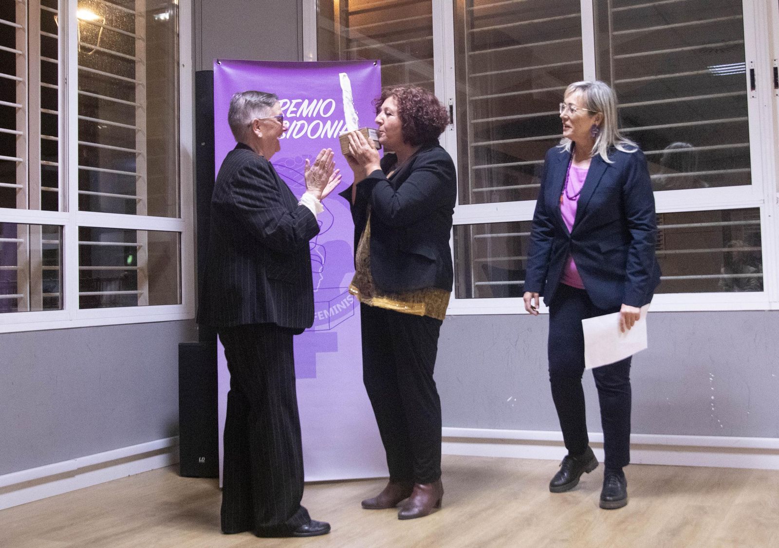 La Plataforma de Acción Feminista en Almería rinde homenaje a las mujeres de la Desbandá con su II Premio ‘Posidonia’ a Loli Sierra, vicepresidenta de la Asociación Memorialista de la Desbandá, en imágenes