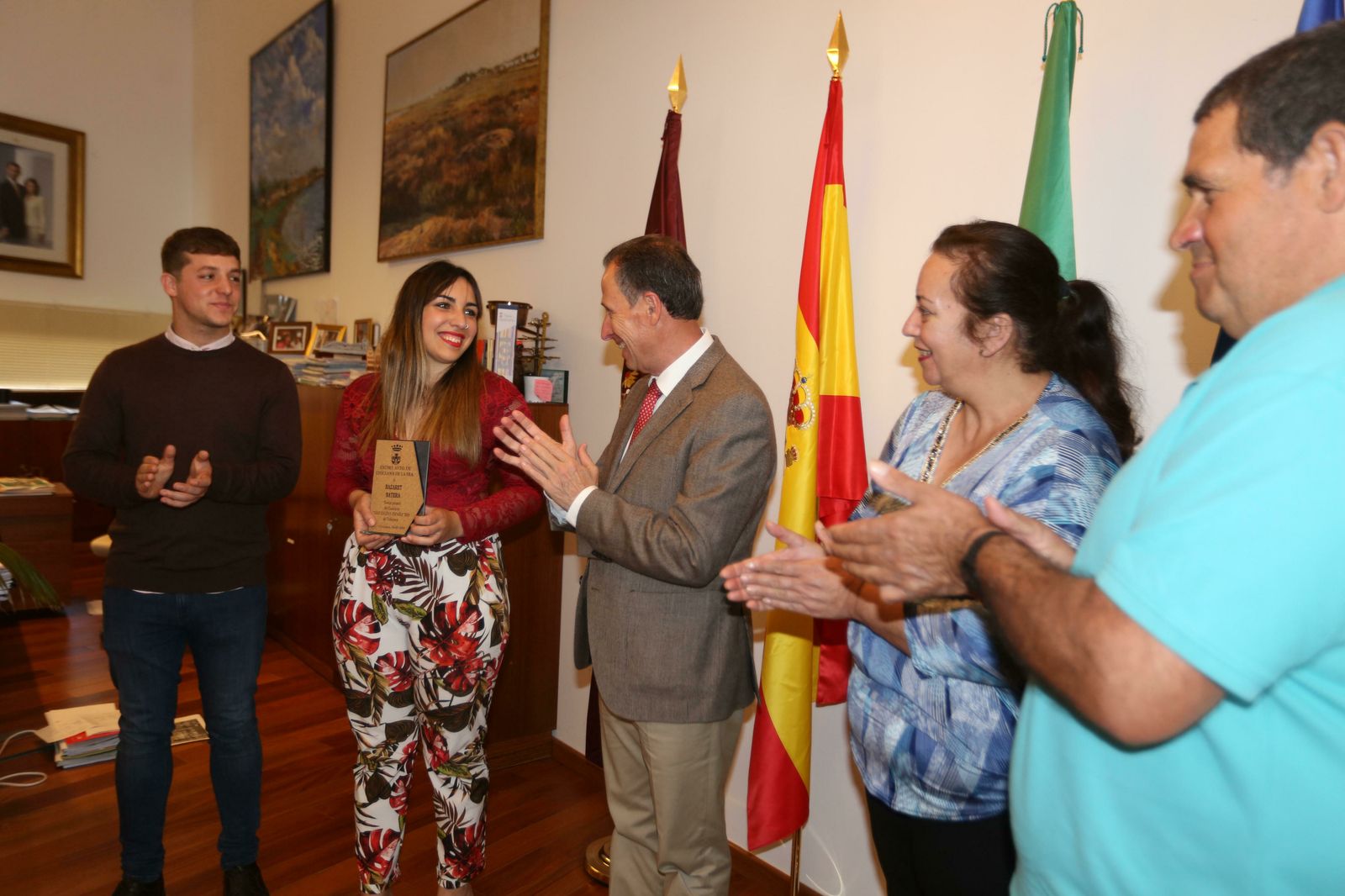 Reconocimiento a la cantante chiclanera que se ha llevado a cabo en el despacho de Alcaldía.