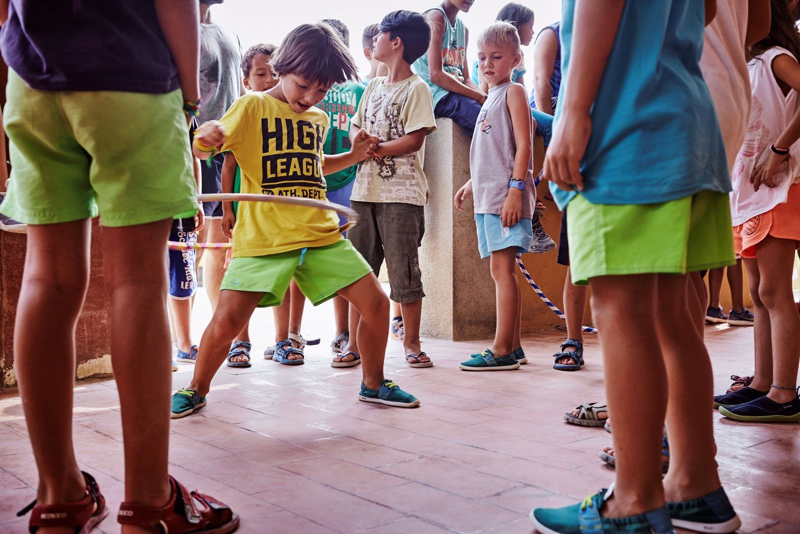 Un grupo de niños participa en actividades lúdicas.