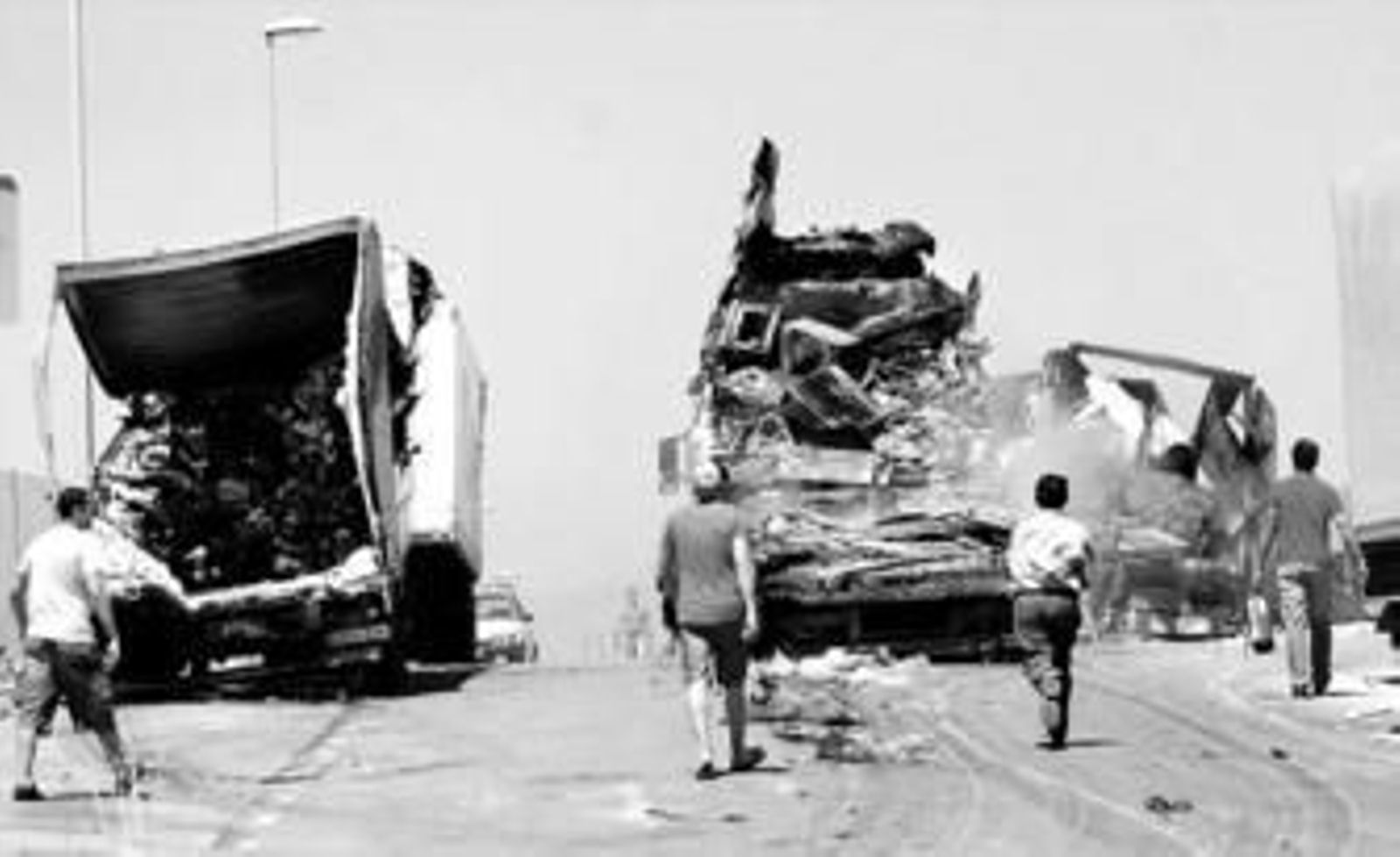 Restos de los remolques cargados de mercancías que fueron quemados ayer en el polígono Alameda de Málaga.