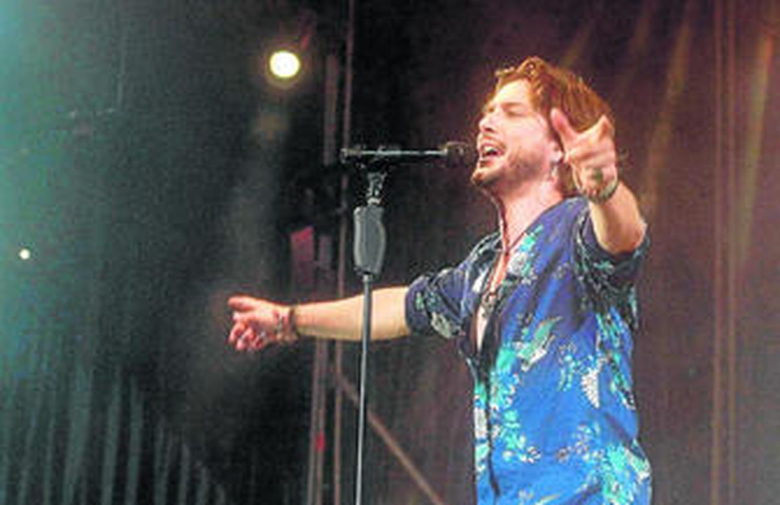 Manuel Carrasco derrocho simpatía, energía y buena música en Roquetas de Mar.