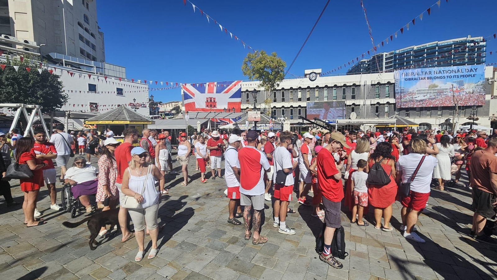 Muchas personas vestidas con los colores de Gibraltar en el National Day.