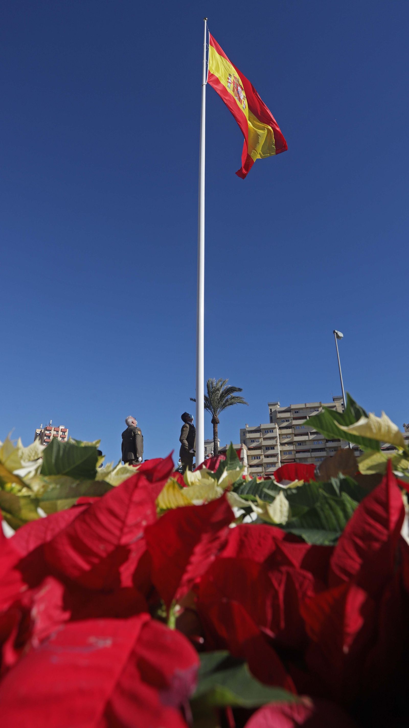 Fotos del izado de la bandera de España en La Línea