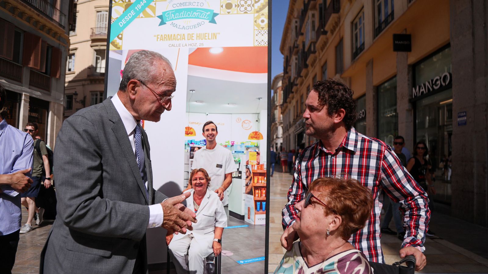El alcalde junto a uno de los paneles de la exposición en Larios.