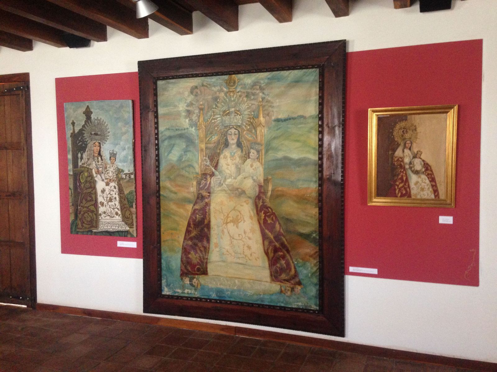 La sala 1 acoge la exposición dedicada a la Virgen de los Clarines.