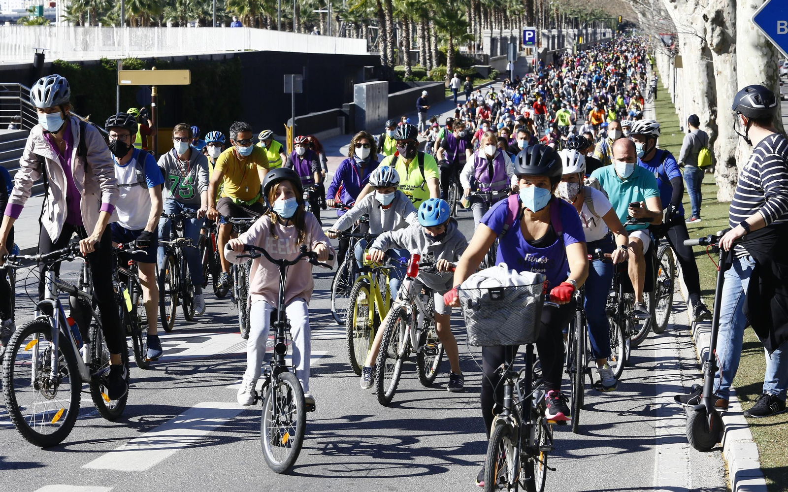 Fotos de la marcha de cientos de bicis en Málaga