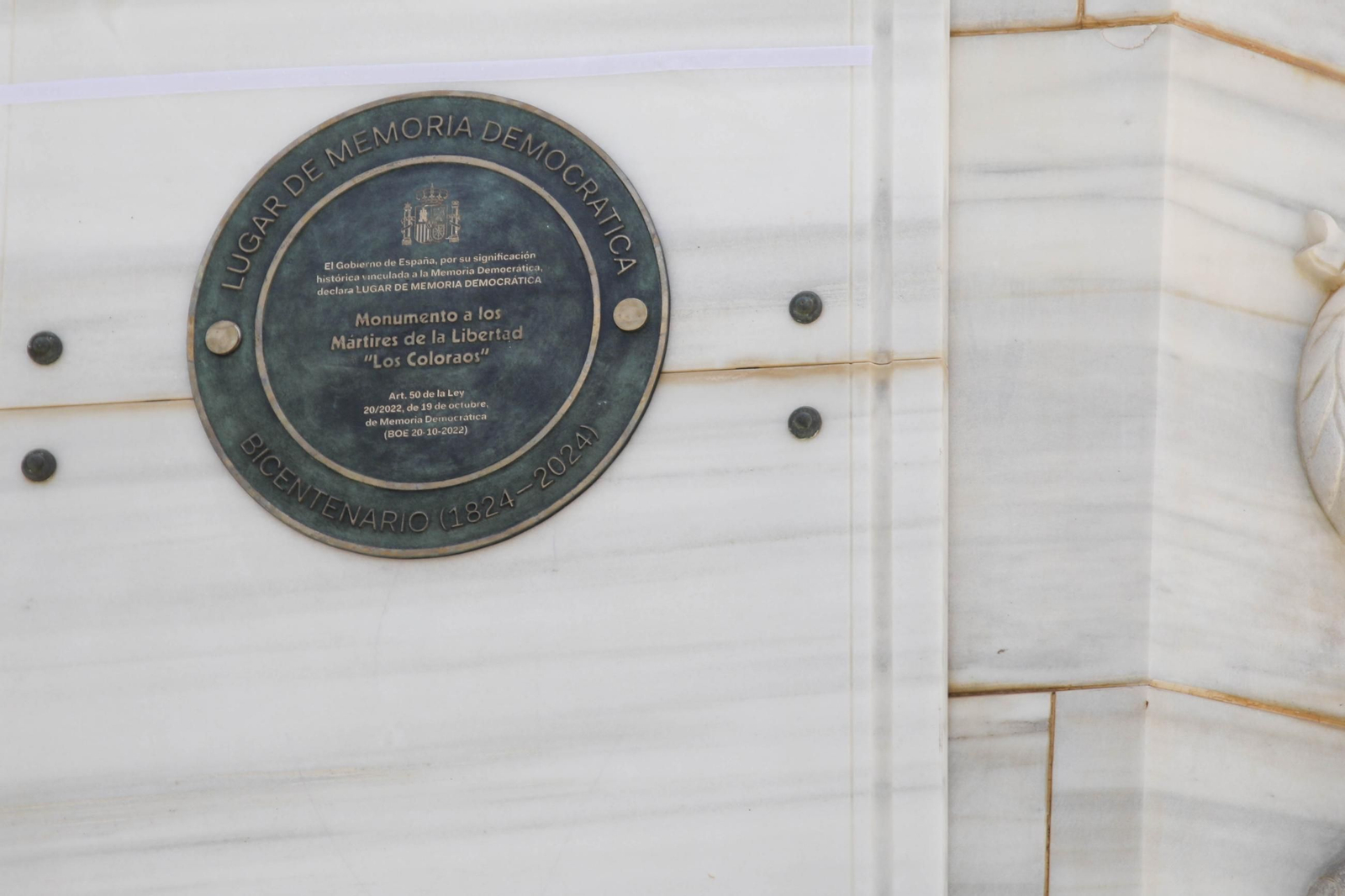 Placa de memoria histórica en el monumento de los coloraos, en imágenes