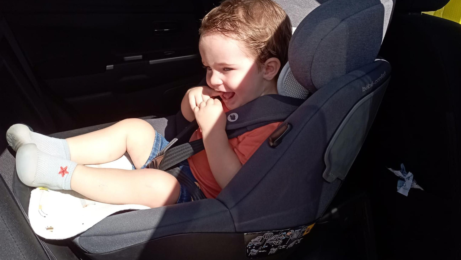 El pequeño Bruno siempre viaja a contramarcha en el coche familiar