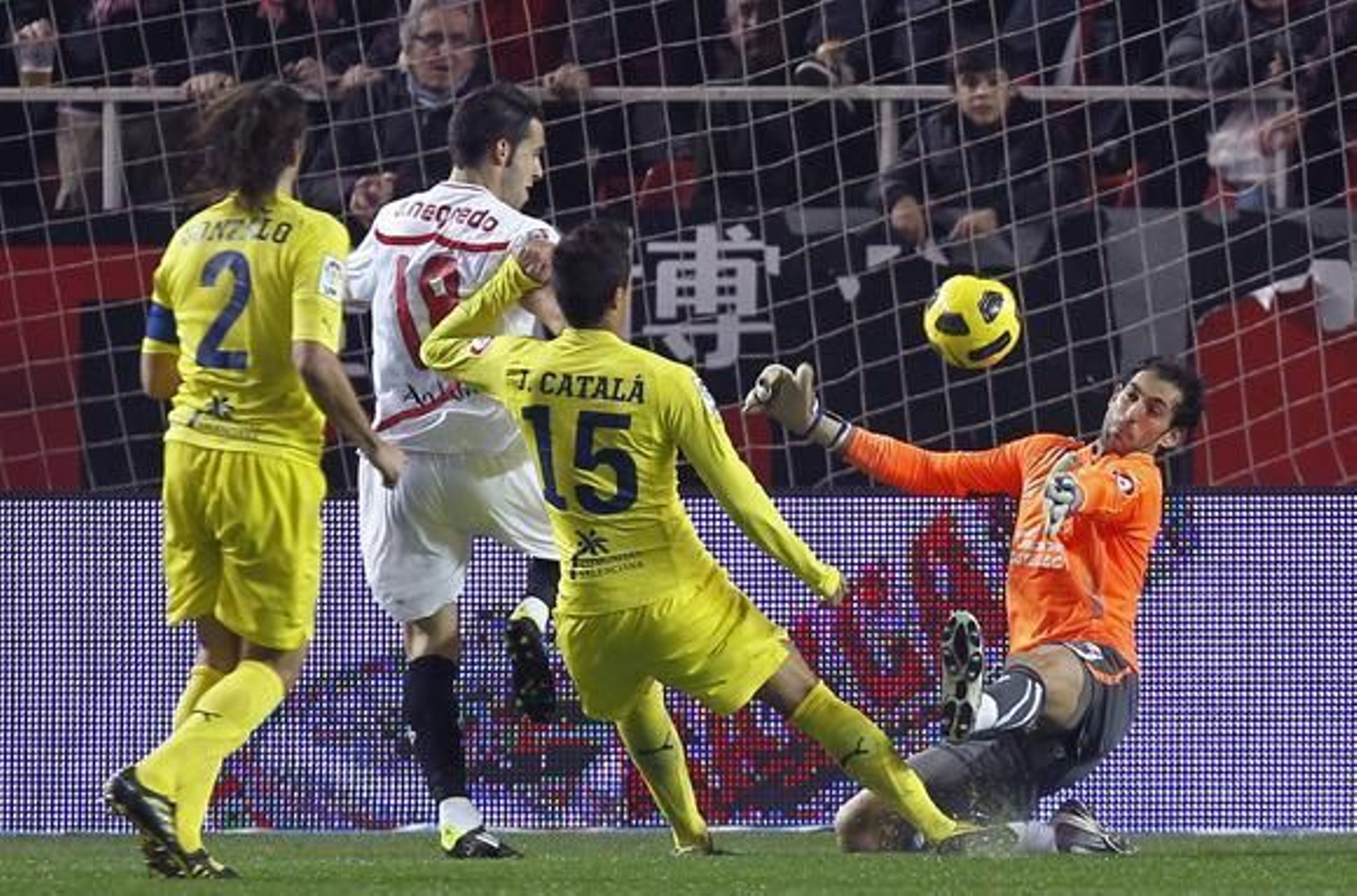 Negredo levanta el balón por encima del Diego López en el primer gol del Sevilla, empujado finalmente por Renato. / EFE