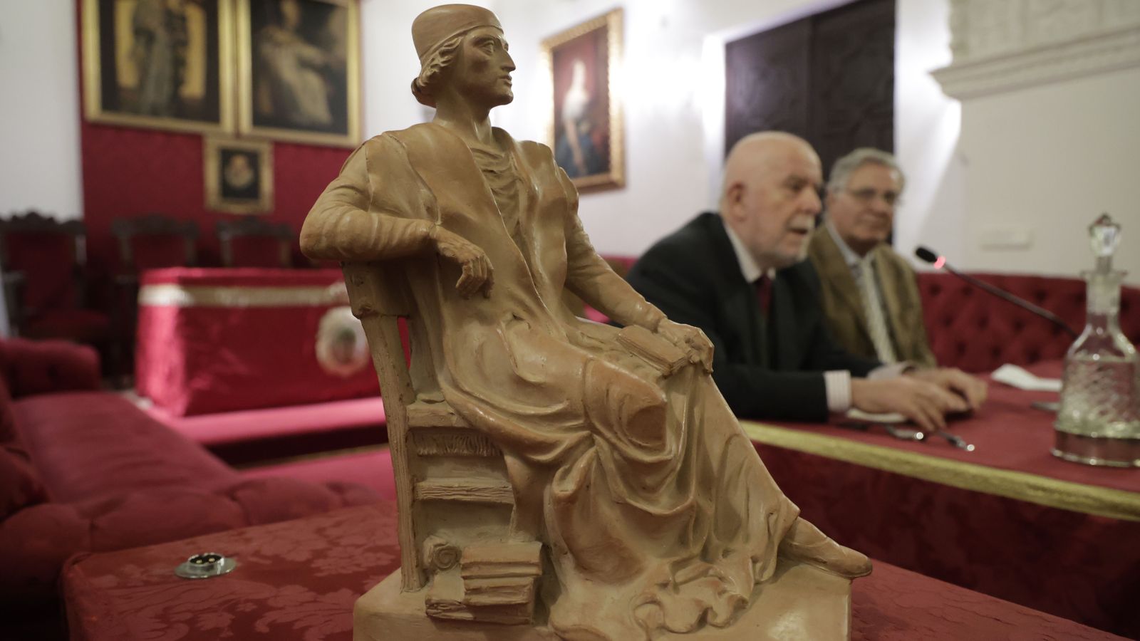 La maqueta de la estatua de Antonio de Nebrija que la nieta de José Lafita ha entregado en depósito  a la Real Academia de Buenas Letras