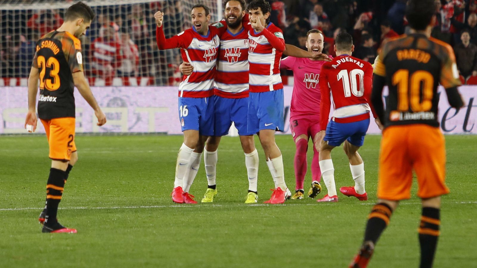 Los jugadores rojiblancos celebran un triunfo más que merecido.