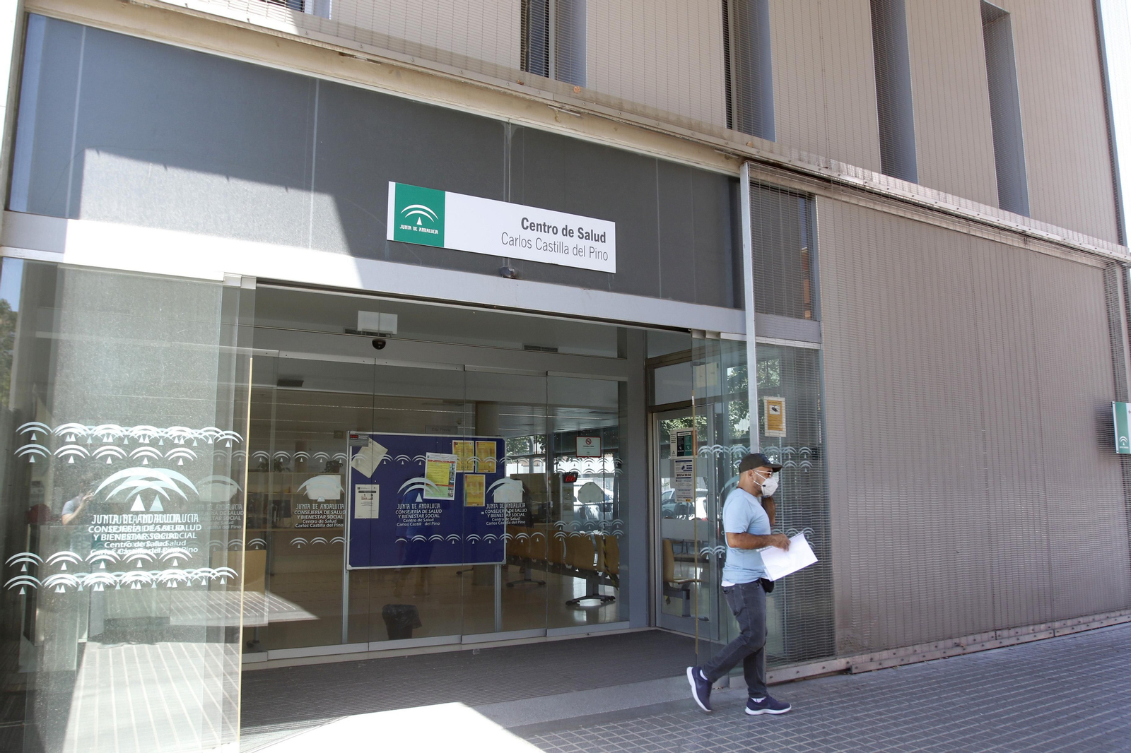 Un hombre sale del centro de salud Castilla del Pino.