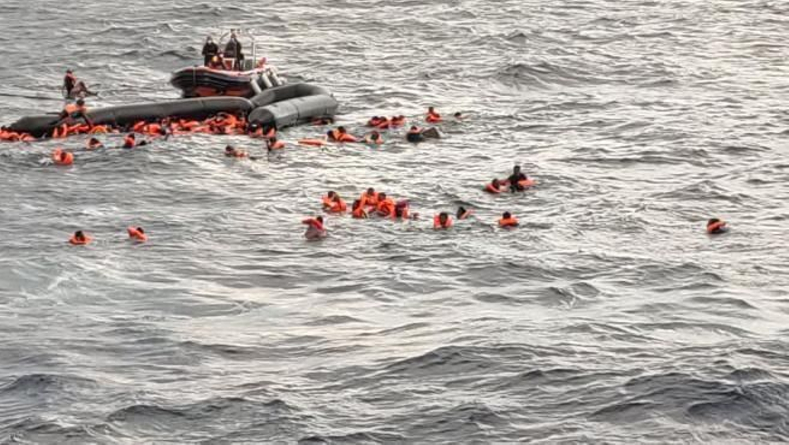 Imagen del rescate de Open Arms a los migrantes en alta mar cerca de la costa libia.