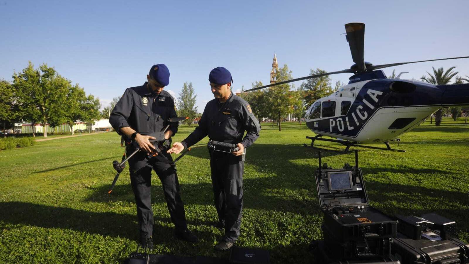 Los agentes explican el funcionamiento del equipo.