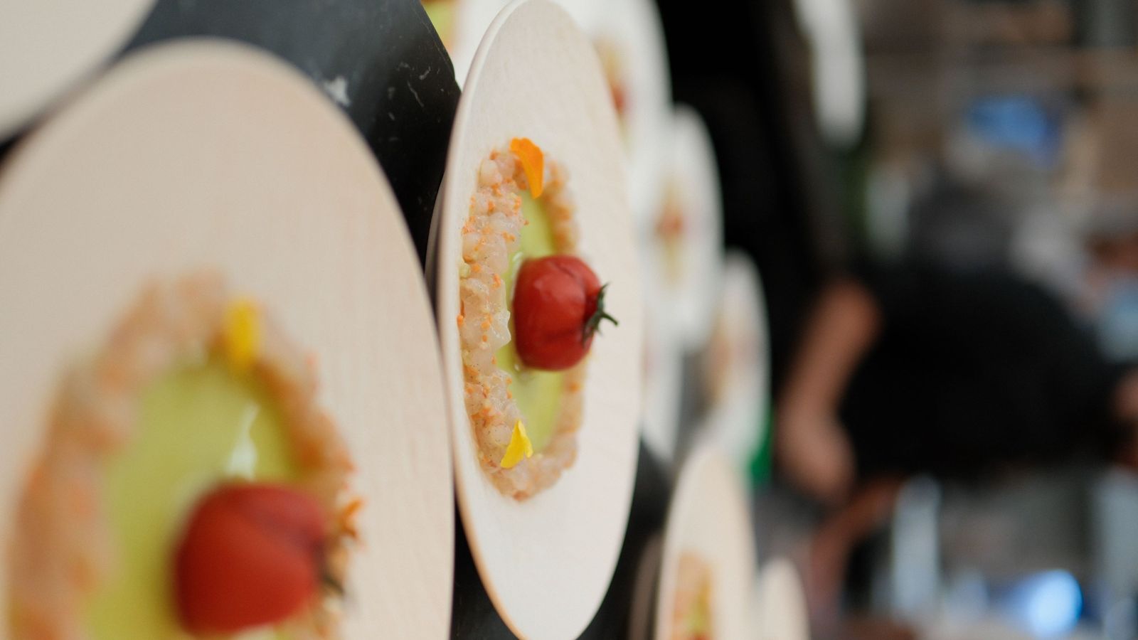 El tomate nitro con tartar de quisquillas de Dani García