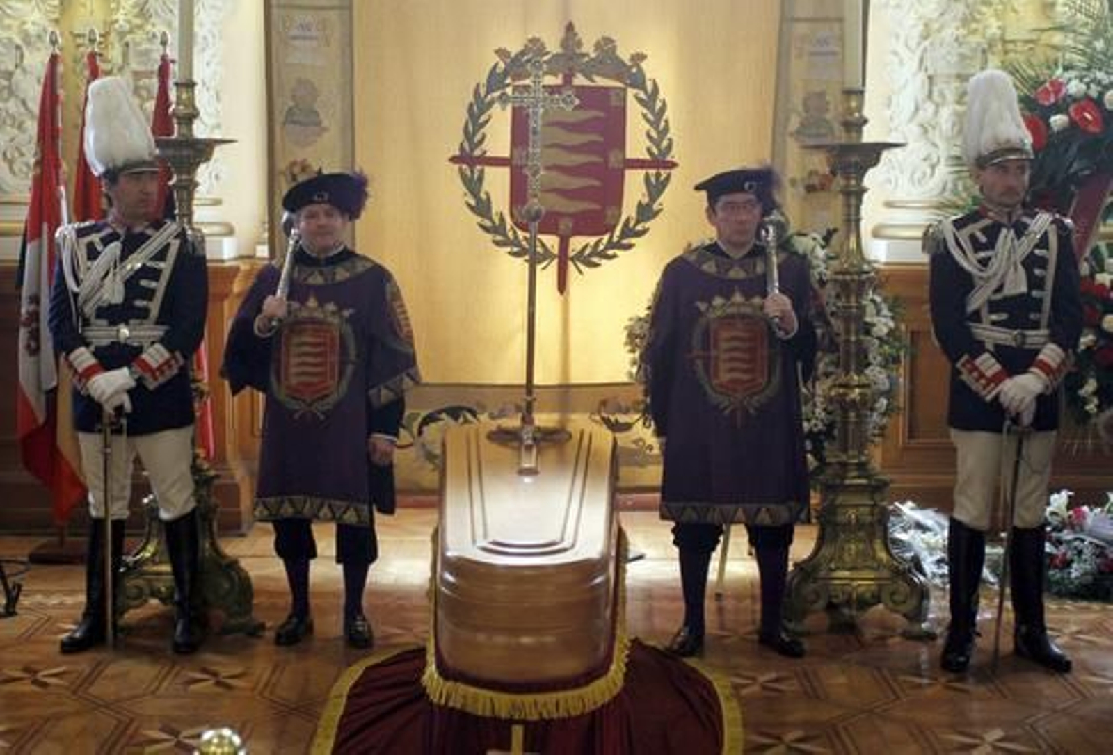 El féretro de Miguel Delibes.

Foto: agencias