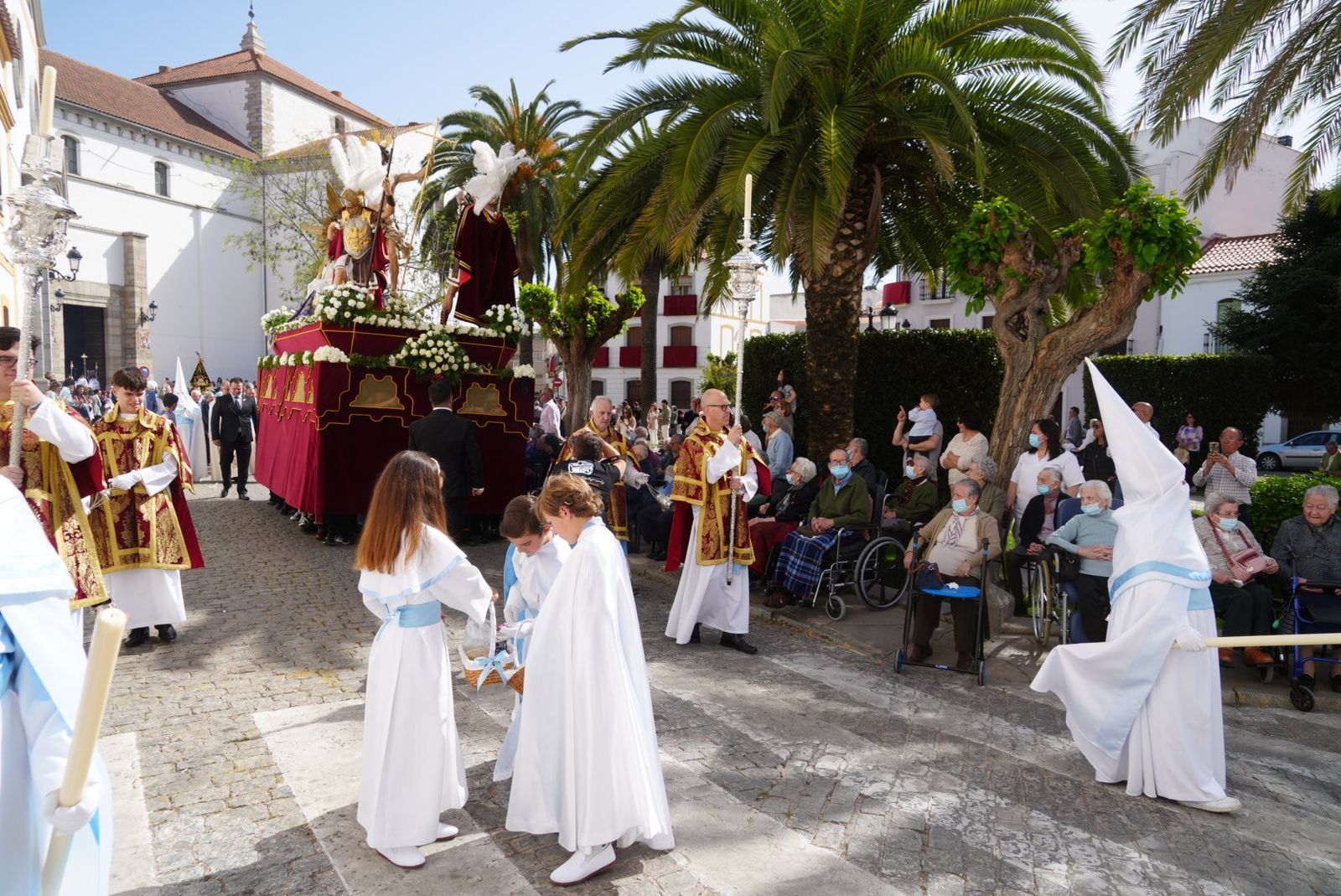 Domingo de Resurrección en Pozoblanco: La procesión del Resucitado, en imágenes