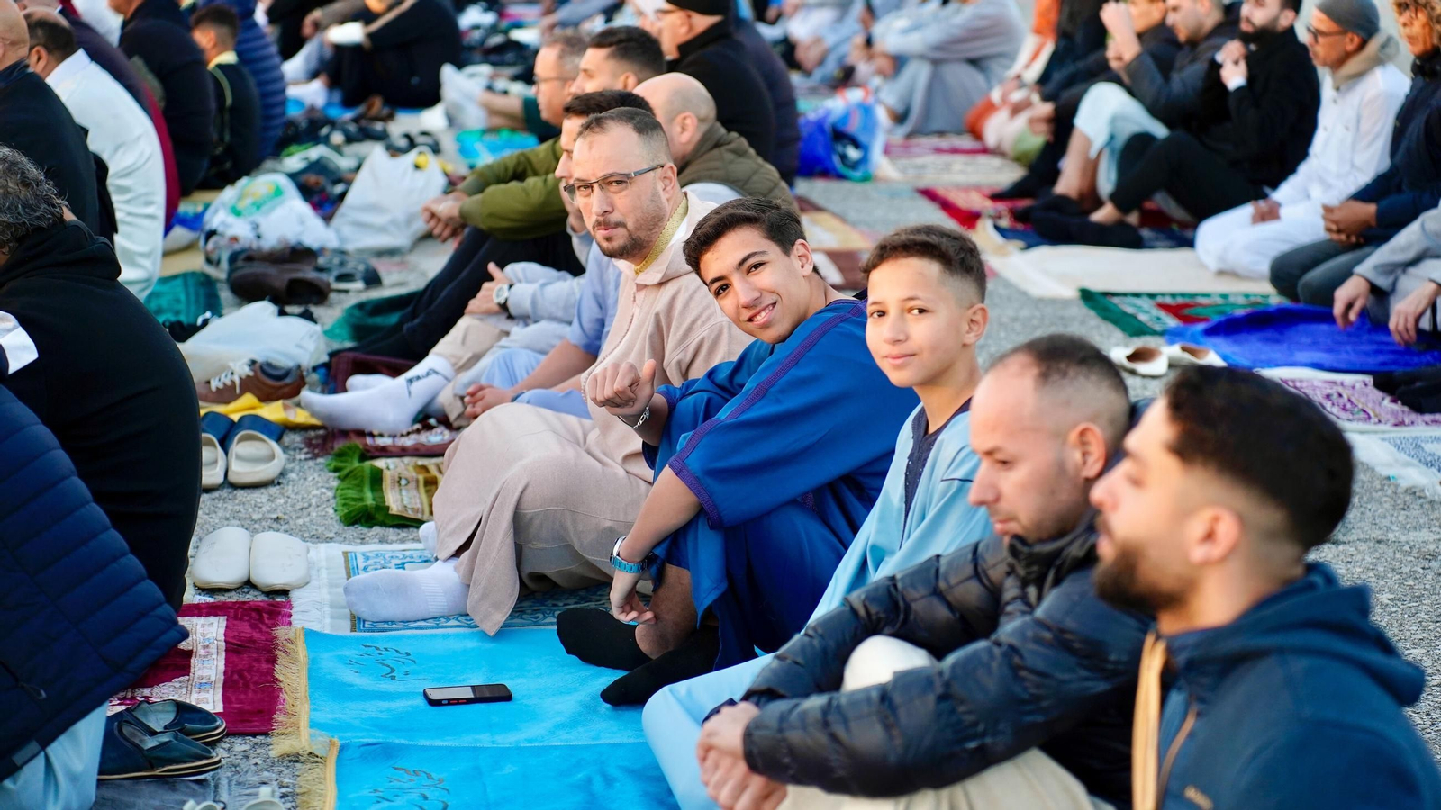 Imagen de musulmanes en Algeciras celebrando el final del Ramadán