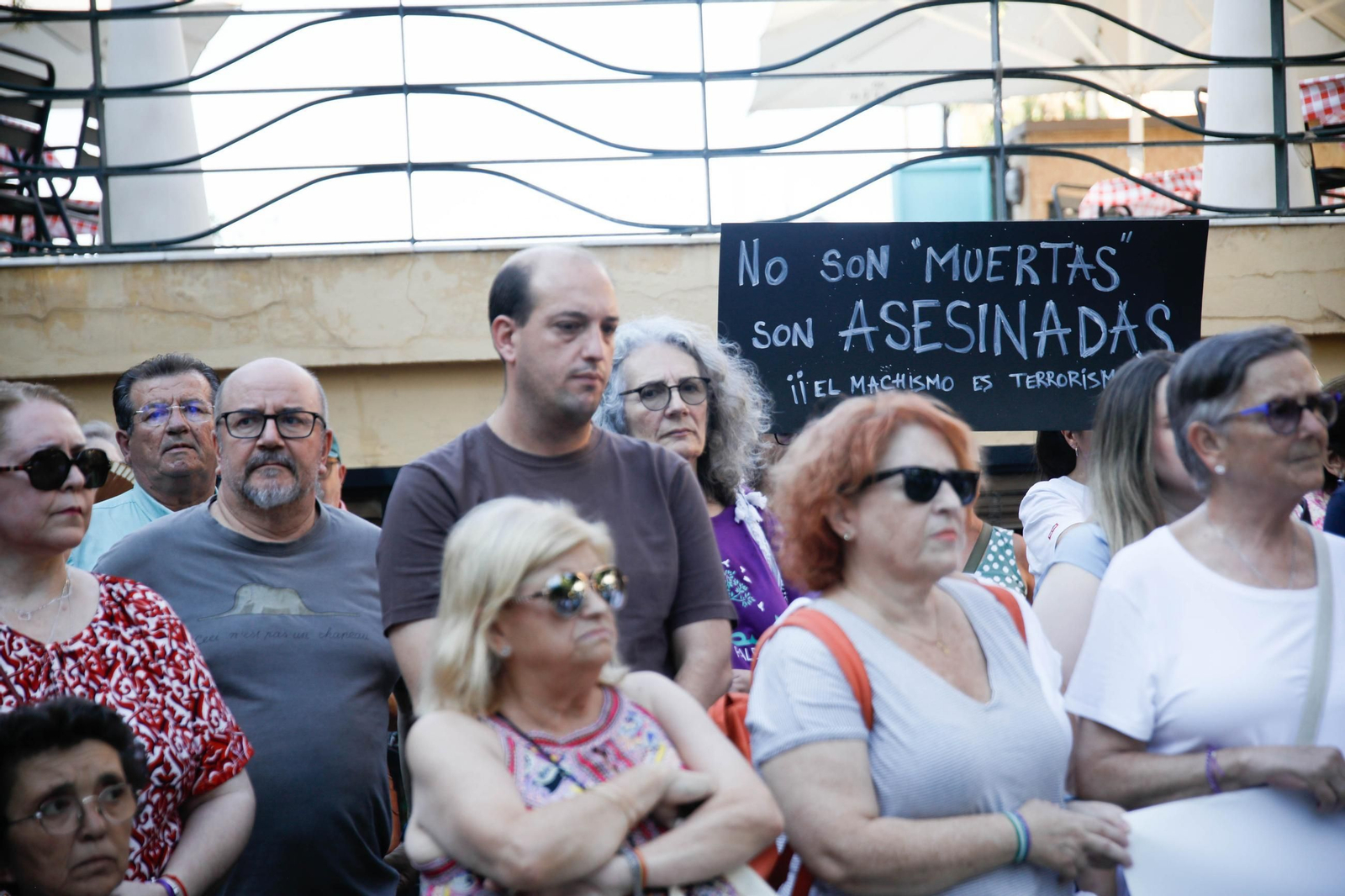 Las imágenes del minuto de silencio en el Mirador de la Rambla por la mujer asesinada en Almería