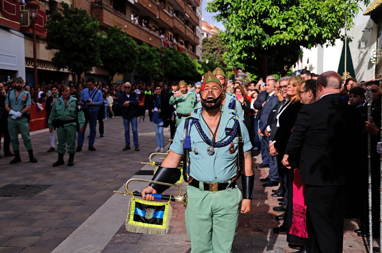 Sábado de Pasión: Imágenes de la procesión del Cristo de la Vera+Cruz portado por el Grupo de Caballería Ligero Acorazado 'Reyes Católicos' II de la Legión de Ronda